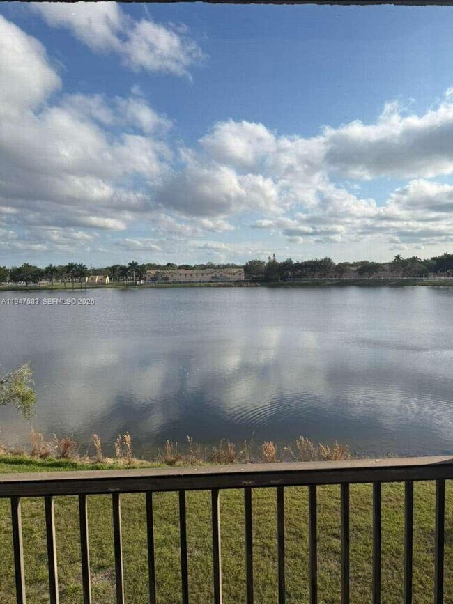 Foto del edificio - 8710 N Sherman Cir