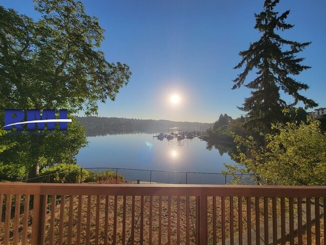 Foto del edificio - Waterfront Living in the Heart of Bremerton!!