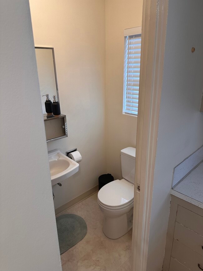 Foto del edificio - 8018 MacArthur Blvd