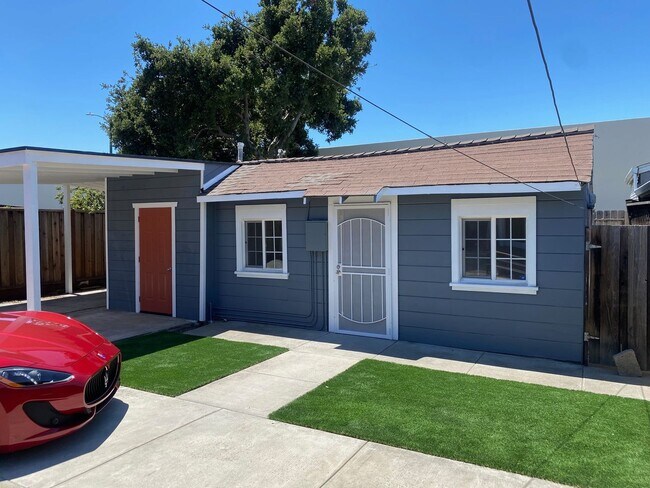 Foto del edificio - Beautifully maintained detached house with A/C, parking, refrigerator, washer and dryer, private ...