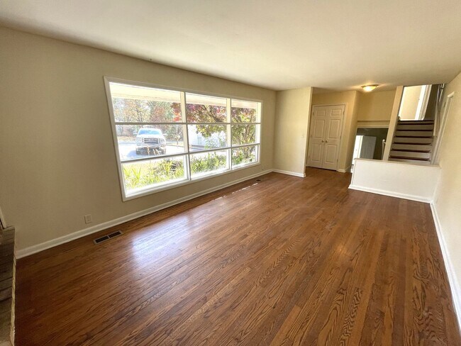 Foto del edificio - 5br House off S. Milledge (Available now for short term lease)