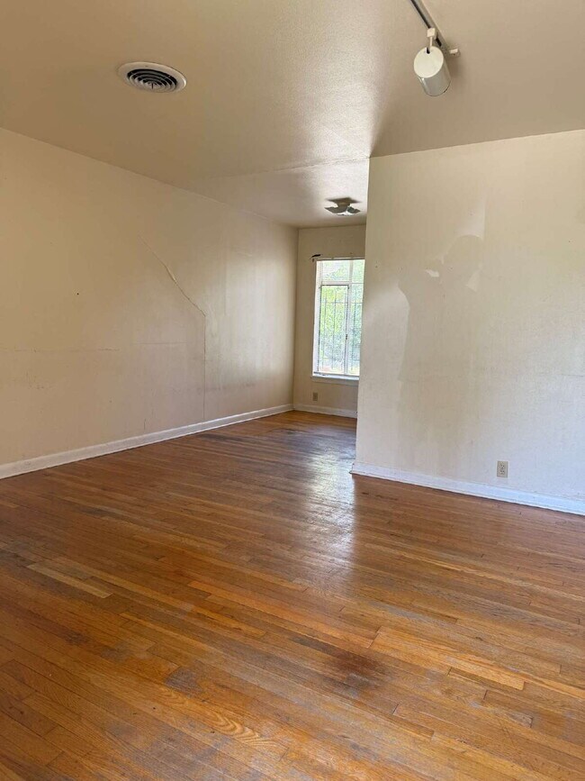 Building Photo - Beautiful Three Bed /2 Bath Home Close to ...