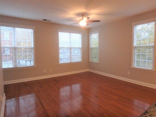 Foto del edificio - Brick Townhouse near Downtown Matthews