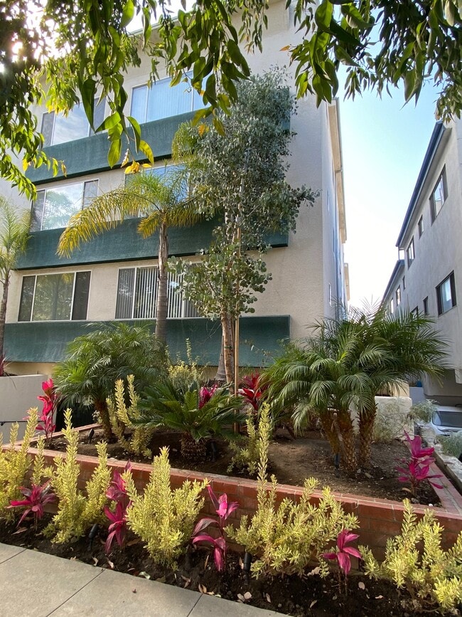 Building Photo - Top Floor Large Bright 2bd/2.5 Bath & Balcony