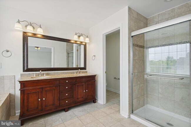 Building Photo - 15041 Clementine Way