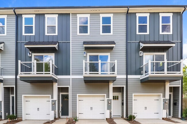 Foto del edificio - Beautiful 3BR 3.5BA Townhome w/ Full Appliance Kitchen - Garage Parking in West End