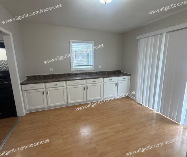 Foto del edificio - 4 Bedroom • 2 Full Bath • 2-Car Garage • Fenced in Yard • Bonus Rooms • Appliances present