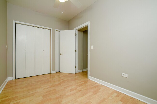 Building Photo - 738 W Briar Pl