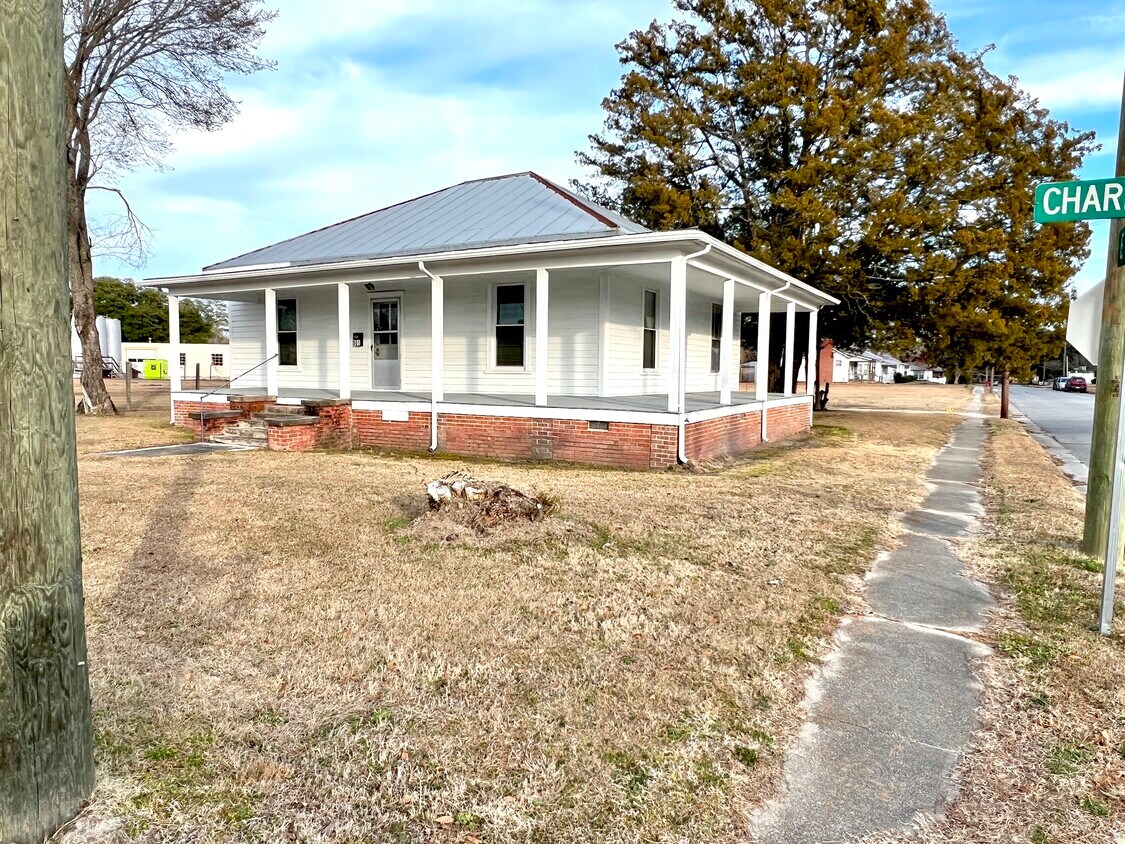 901 Charlotte St, Washington, NC 27889 House Rental in Washington, NC