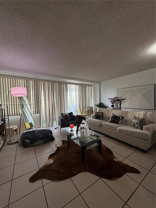 Foto del edificio - 7545 E Treasure Dr