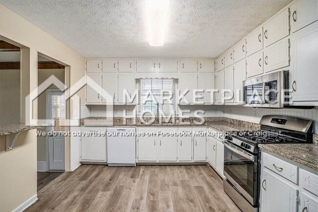 Building Photo - 2105 Pinewood Dr