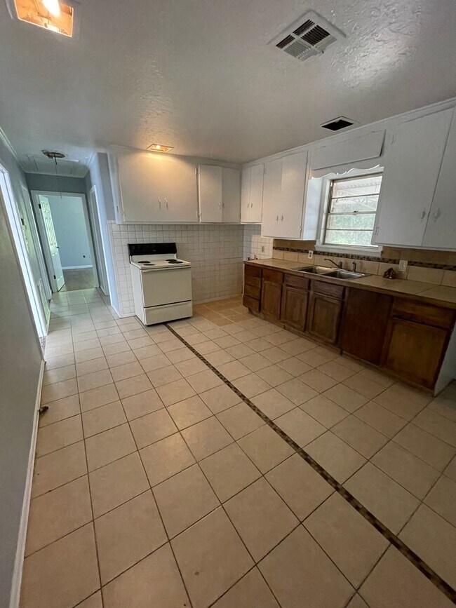 Foto del edificio - Two Bedroom Home in Queensborough
