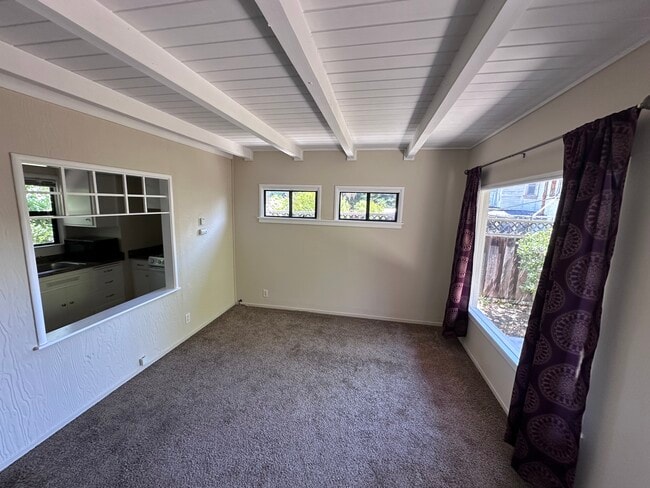 Living room. - 917 Henrietta St