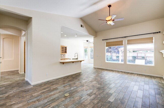 Foto del edificio - 2418 Warner Ave