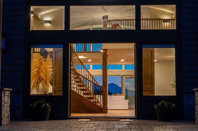 Building Photo - Stunning Tumalo Estate-6 Bed - 7.5 Bath ov...