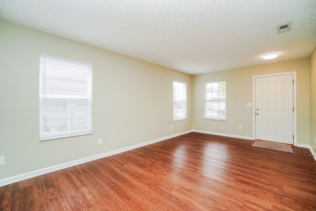 Foto del edificio - Spacious 4 Bedroom!