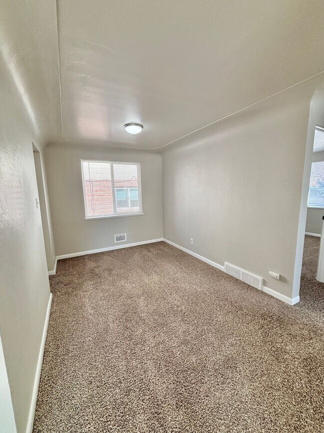 Foto del edificio - Remodeled Two Bedroom in University District-Next to DU!! New Carpet, In unit Washer/Dryer & More!!