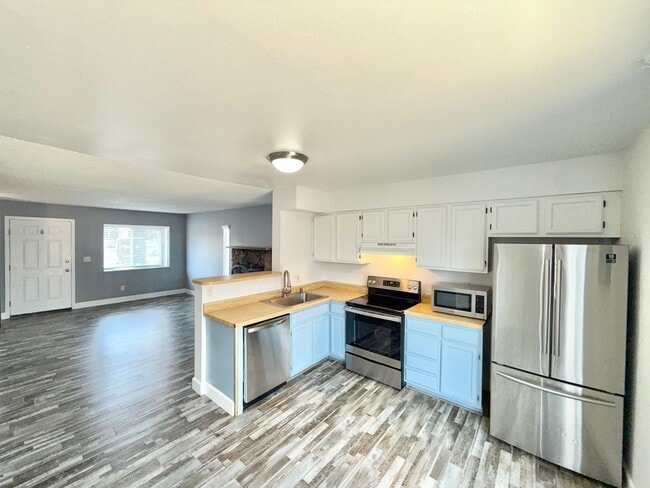 Building Photo - 7618 Lexington Manor Dr