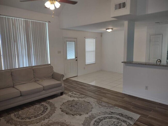Foto del edificio - 635 Hollandbridge Ln