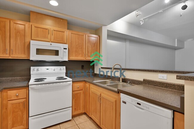 Foto del edificio - "Charming 1-Bedroom Condo in Redmond: Cozy Living with Modern Comfort at 641 Sq Ft!"