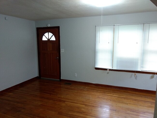Building Photo - Single Family Home - Large Fenced Yard