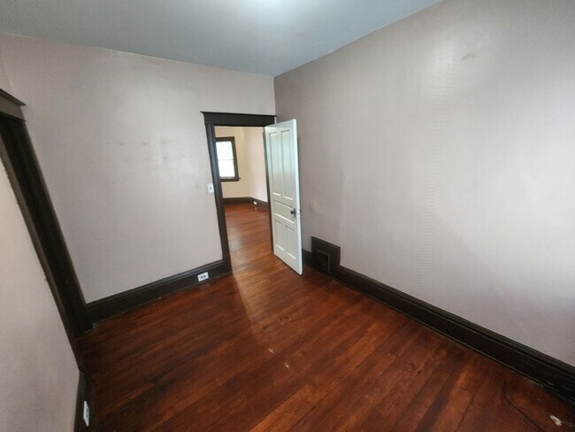 Foto del edificio - Two bed one bath lower near downtown and p...