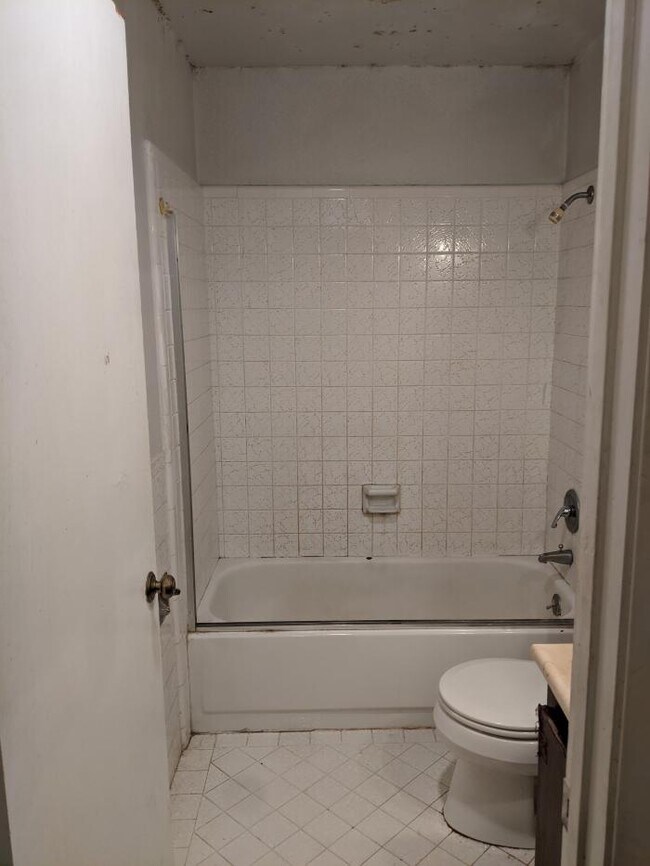 Building Photo - bedroom in San Francisco CA 94112