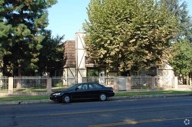 Foto del edificio - 5735 Hazeltine Ave