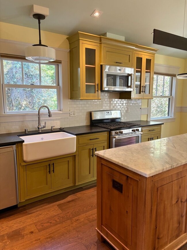 Building Photo - Beautiful 2/2.5 in the heart of Penngrove