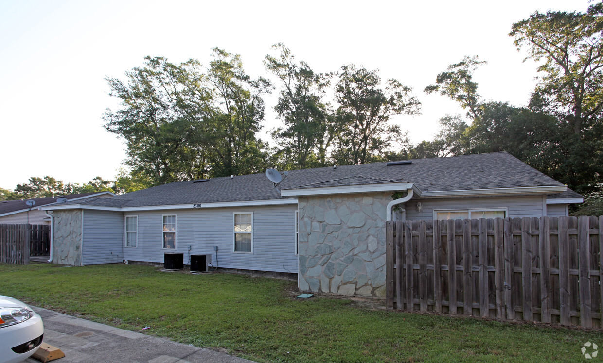 Building Photo - 8300 Country Walk Dr