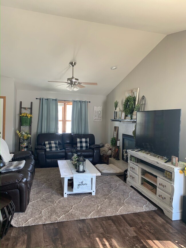 261 Alpine Pky Unit 261, Oregon, WI 53575 Condo for Rent in Oregon