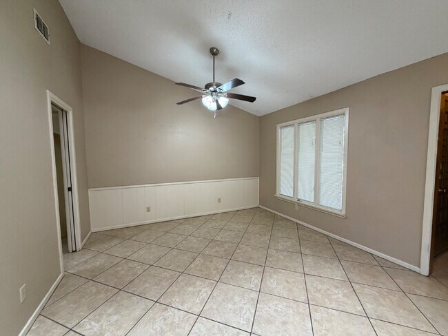Building Photo - Charming 3-Bed Duplex on 75th St, Lubbock - Spacious 1400 Sq Ft with 2 Full Baths!