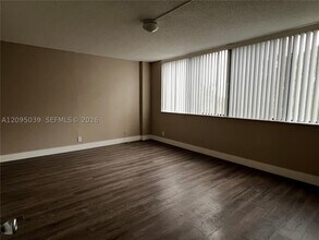 Building Photo - 4222 Inverrary Dr