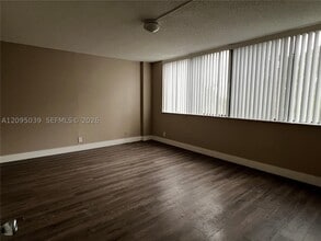 Building Photo - 4222 Inverrary Dr