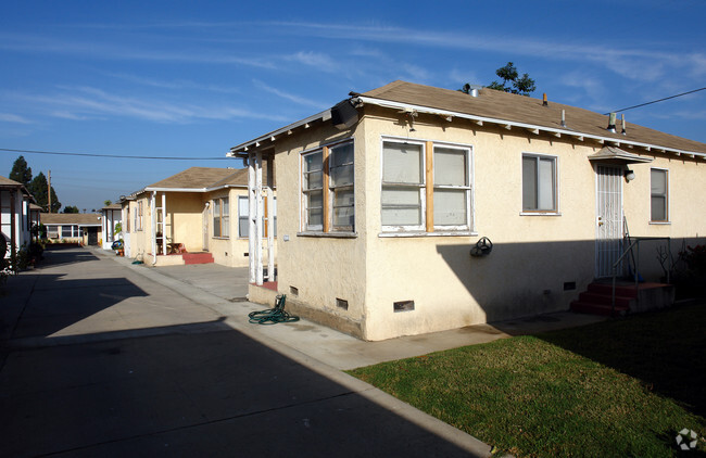 Building Photo - 949 N Cedar St