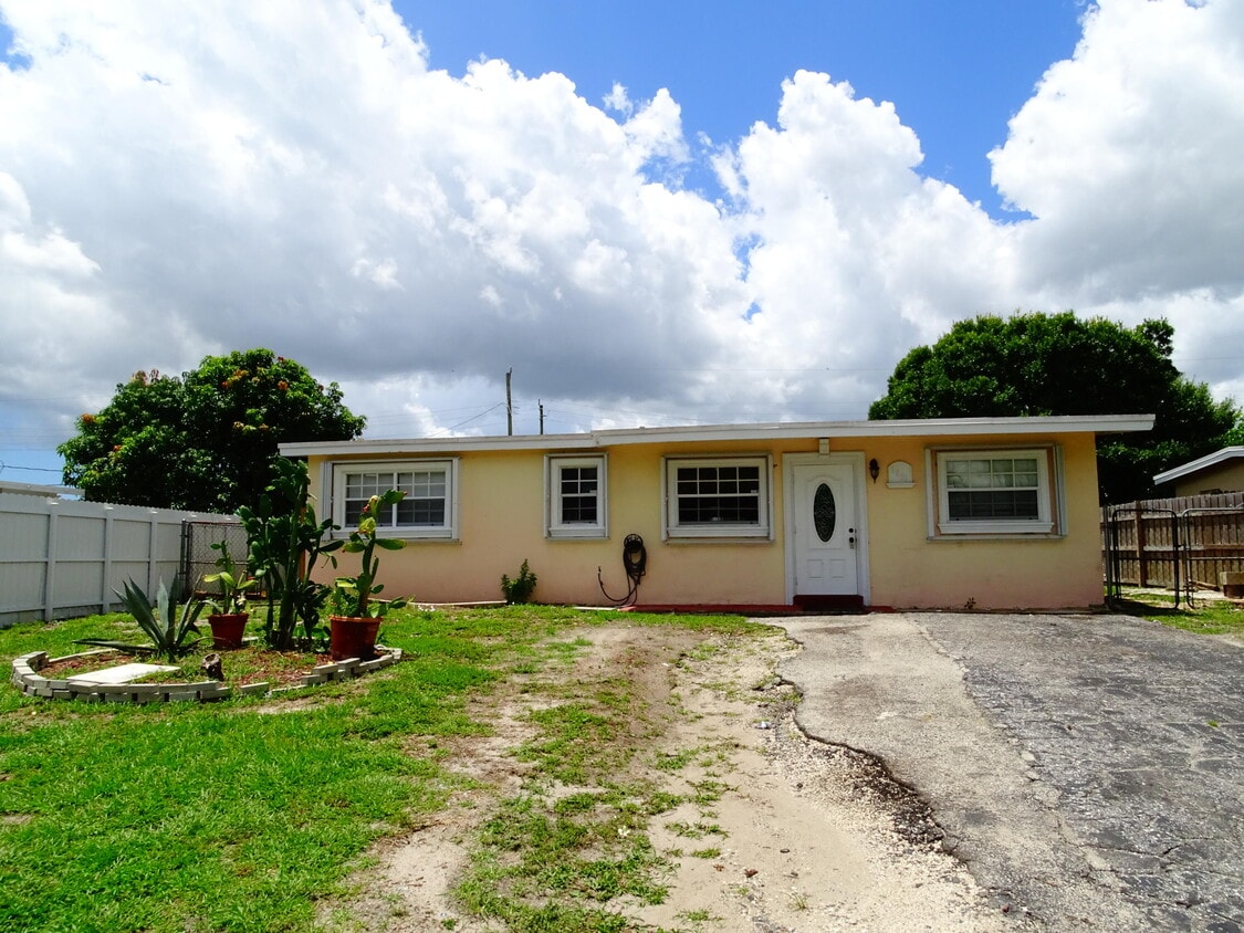 5566 S Rue Rd, West Palm Beach, FL 33415 House for Rent in West Palm Beach, FL