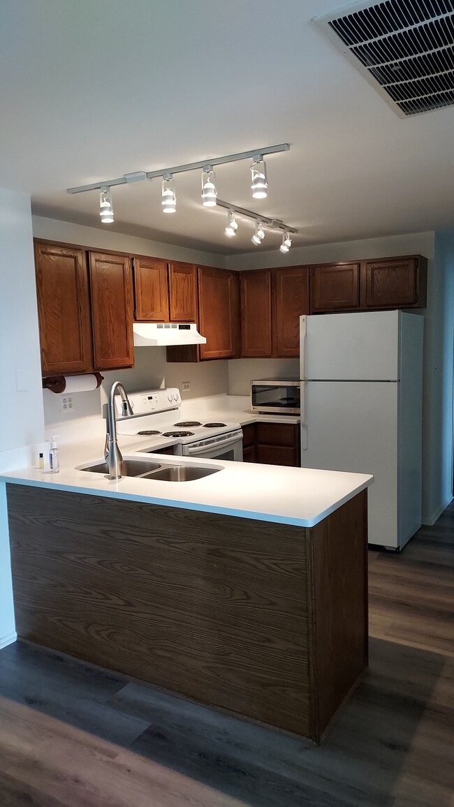 Kitchen - 5400 Walnut Ave
