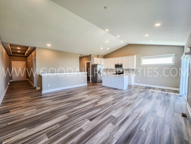 Foto del edificio - Spacious Waukee Ranch | 4 Bedrooms | 3-Car Garage | Finished Basement