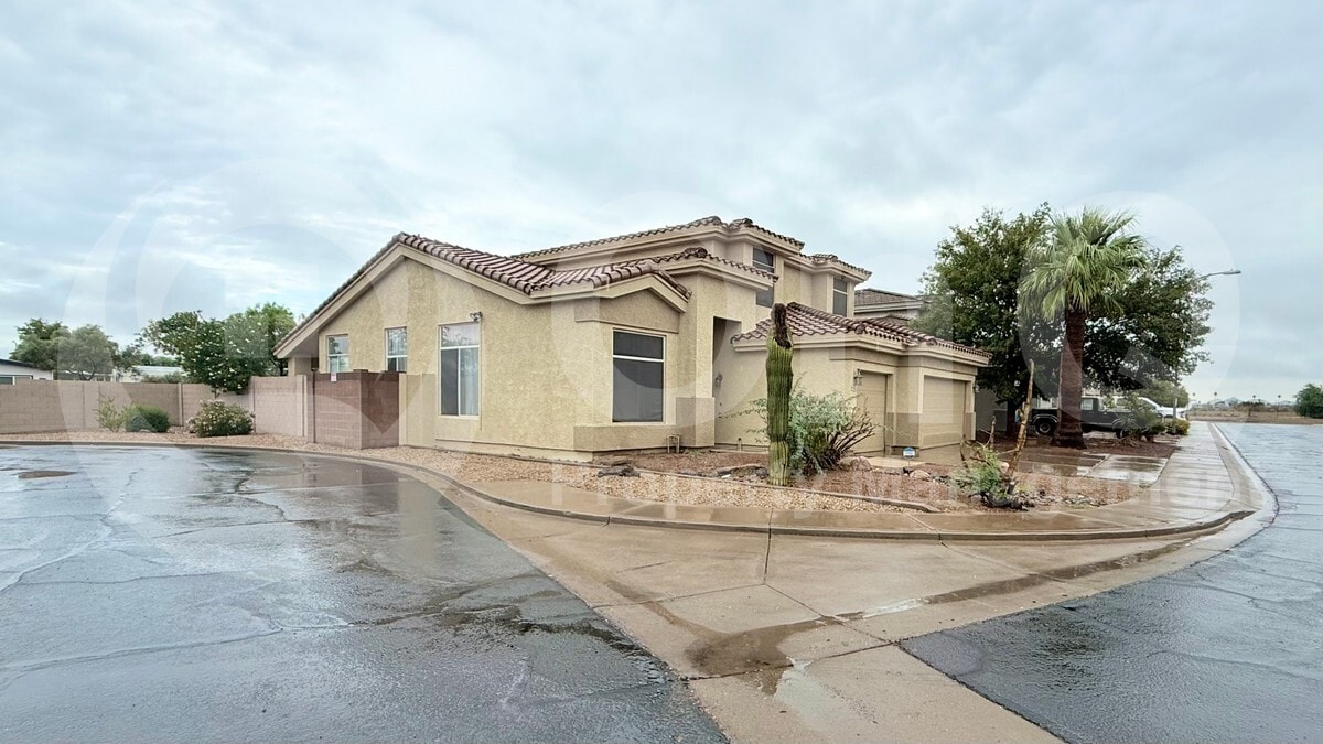 Building Photo - 15620 N 14th Dr