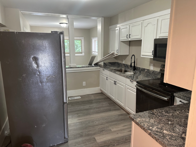 Building Photo - LARGE 6 Bd/2.5ba Home with private backyard