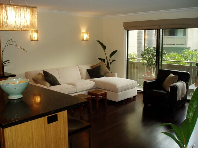 Foto del edificio - JUST LISTED!  2 br/2 ba Garden Oasis in Pacific Heights with Pool & Parking!/AMSI Maureen Couture