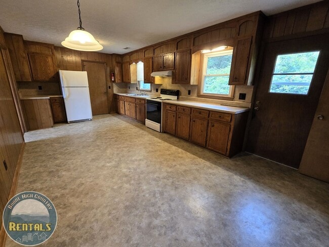 Building Photo - Brick Ranch Home
