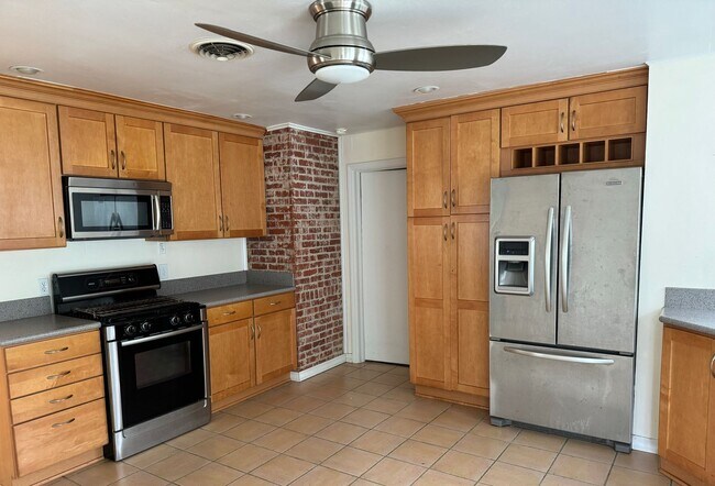 Building Photo - Single Family Home - Available For Rent!