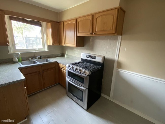 Building Photo - 3 br, 2.5 bath Townhome - 2812 Belmont Ave