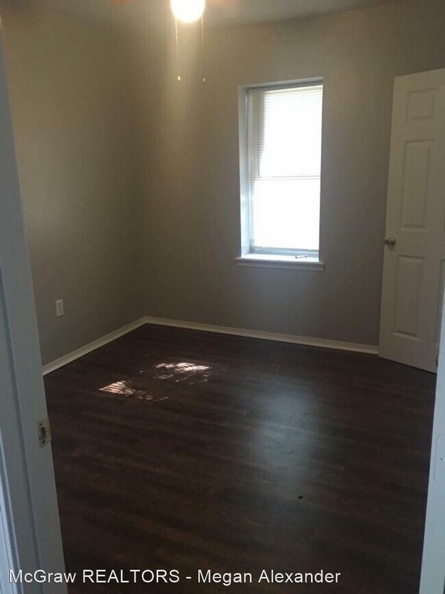 Building Photo - 2 br, 1 bath House - 930 W 12th