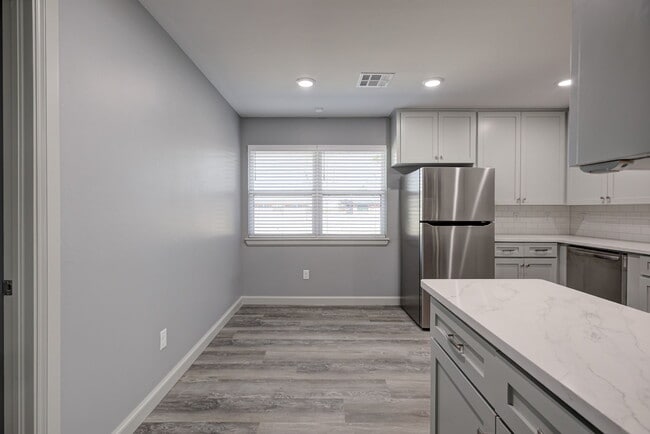 Building Photo - 1219 Leslie Ln