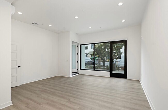 Foto del edificio - 6130 Village Way