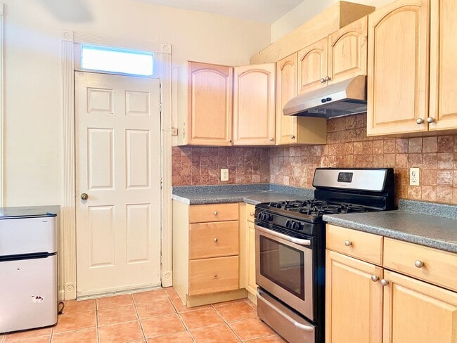 Building Photo - Spacious 2 Bed Plus Den - 1 Bath - Capitol...