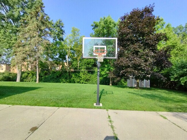 Building Photo - Space & Elegance