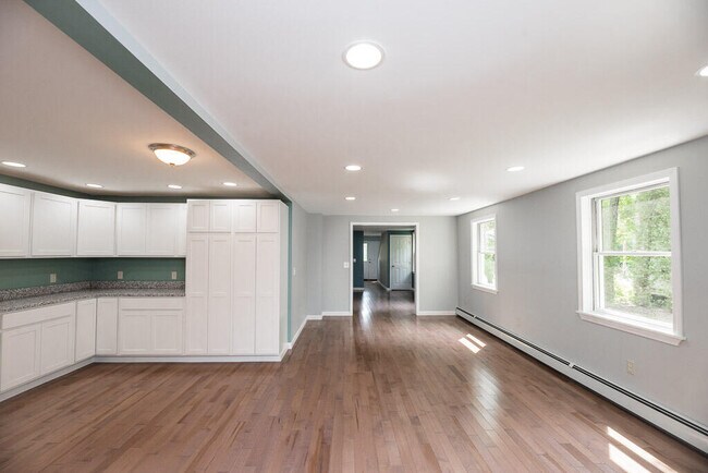 Área de comedor (la cocina que se muestra es antes de las actualizaciones) - 79 Main St